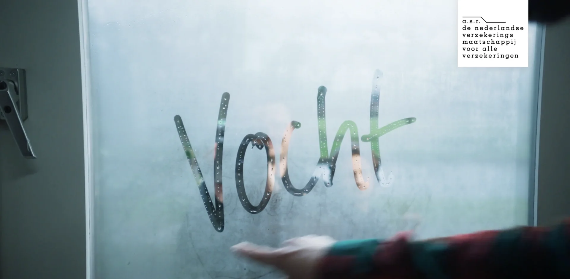 The word vocht written with a finger on a fogged window