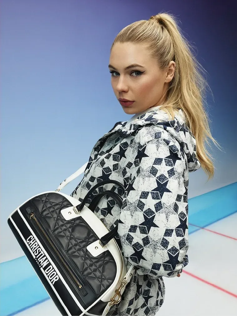 Jutta Leerdam looking over her shoulder with a black Dior bag