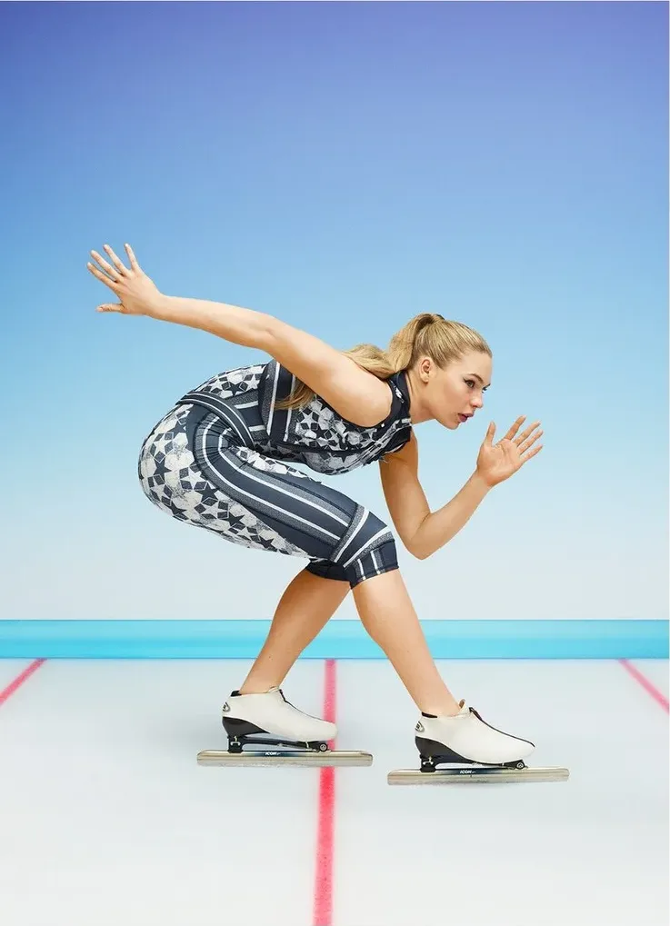 Jutta Leerdam skating with one arm stretched back