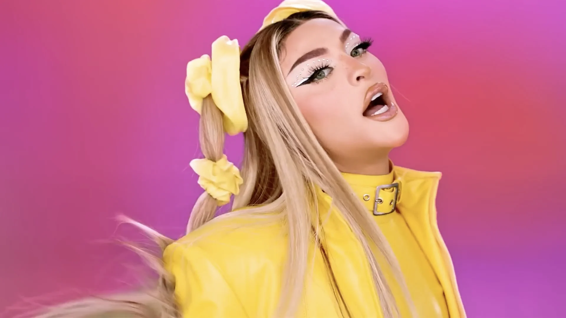 Pabllo Vittar singing in a yellow jacket for Mercado Livre
