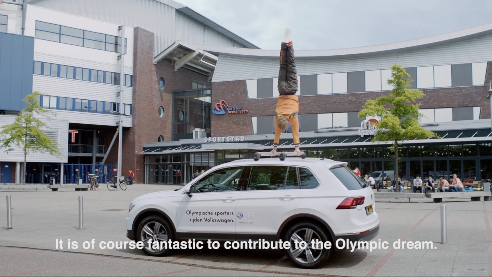 Epke Zonderland doing a handstand on the roof of a Volkswagen Tiguan