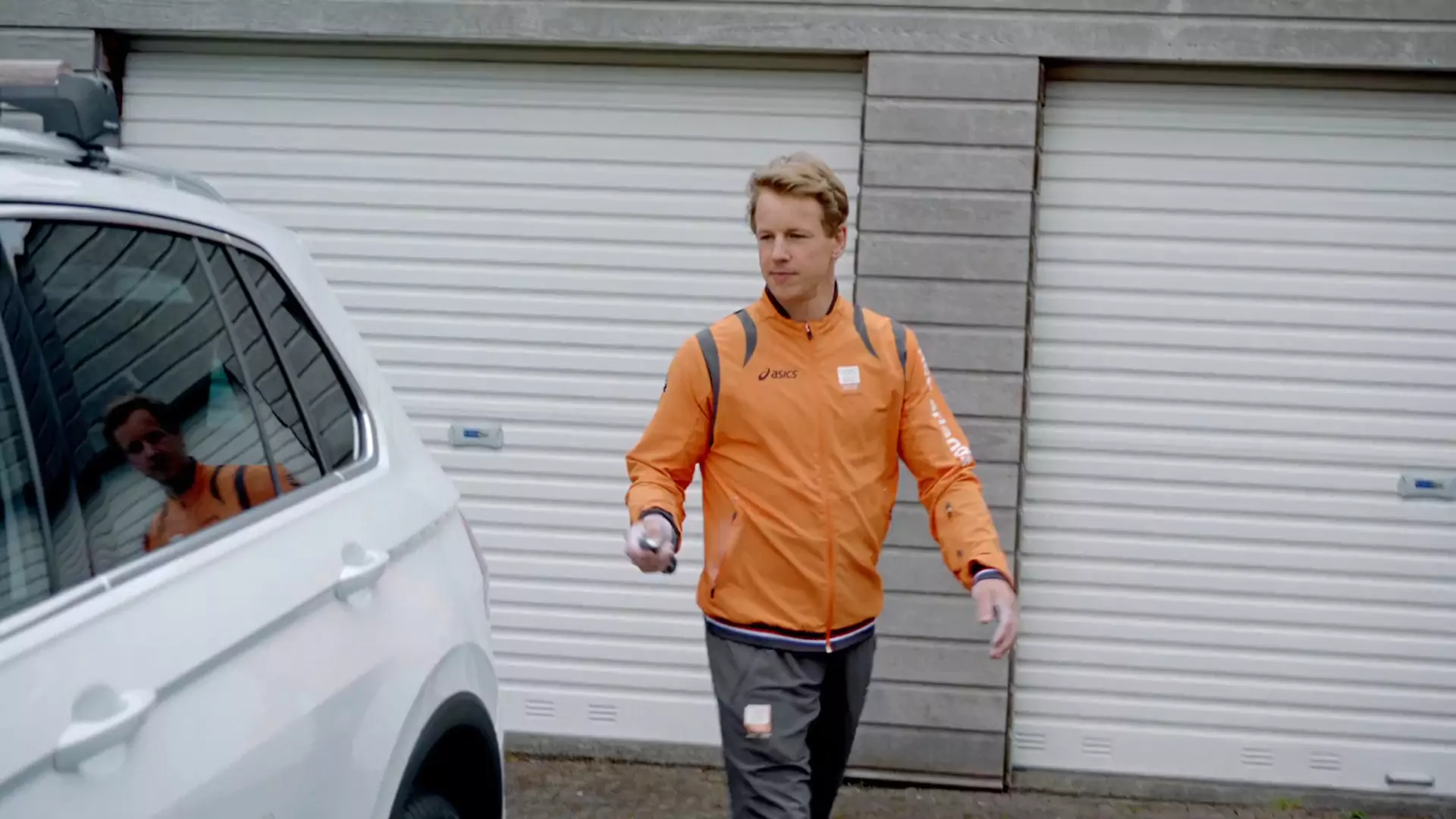Epke Zonderland walking past a Volkswagen