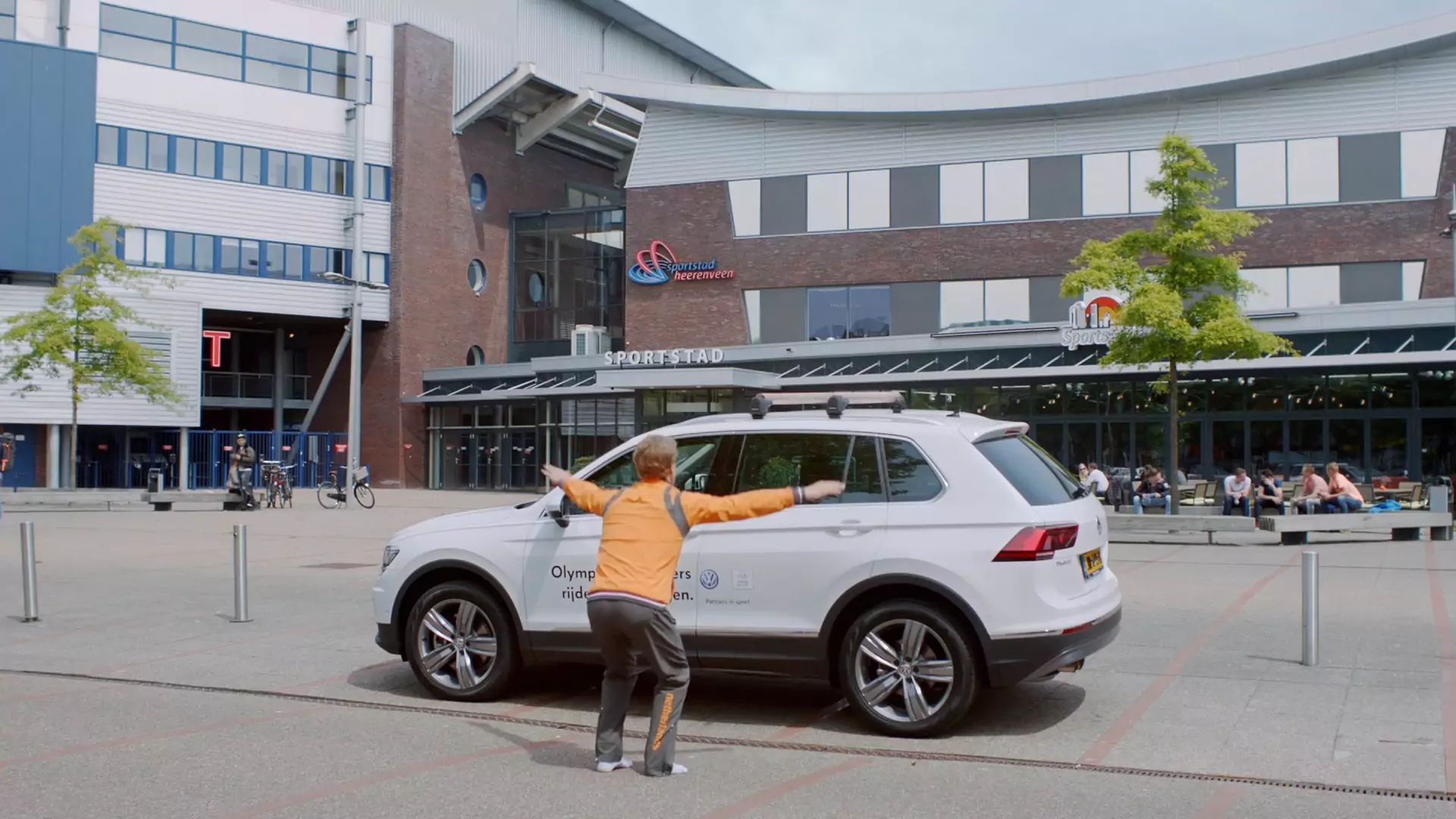 Epke Zonderland warming up beside the Tiguan outside the Sportstad in Heerenveen